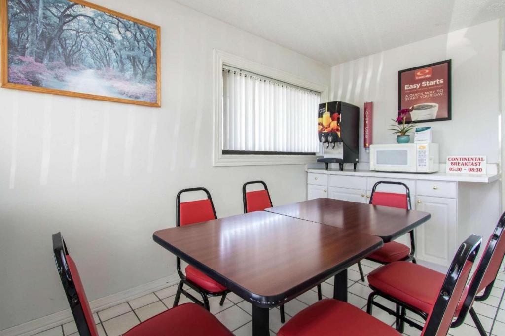 Econo Lodge Crestview Bagian luar foto