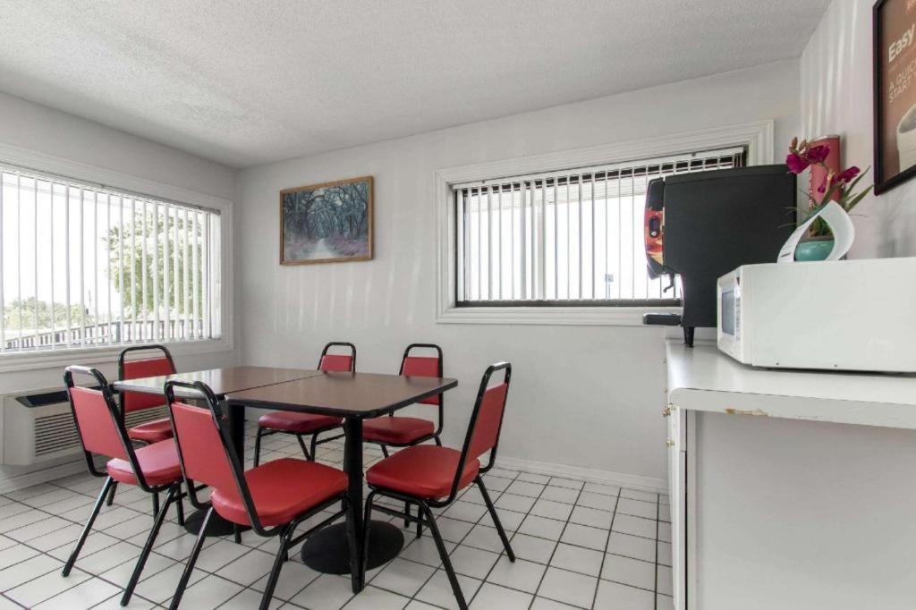 Econo Lodge Crestview Bagian luar foto